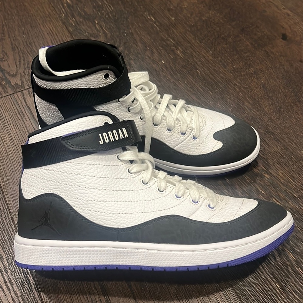 Jordan like new size 10